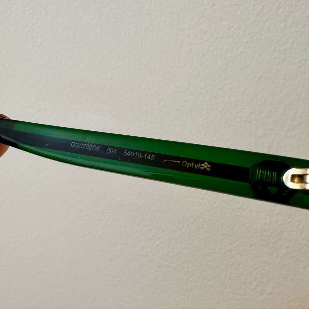 Authentic Gucci Woman’s Black Sunglasses with Classic Green and Red Accents - Picture 8 of 9